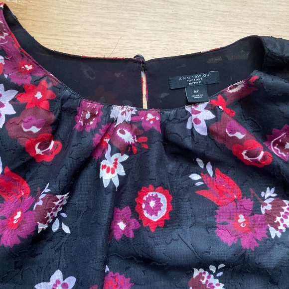 Ann Taylor floral long sleeved blouse - Picture 4 of 5